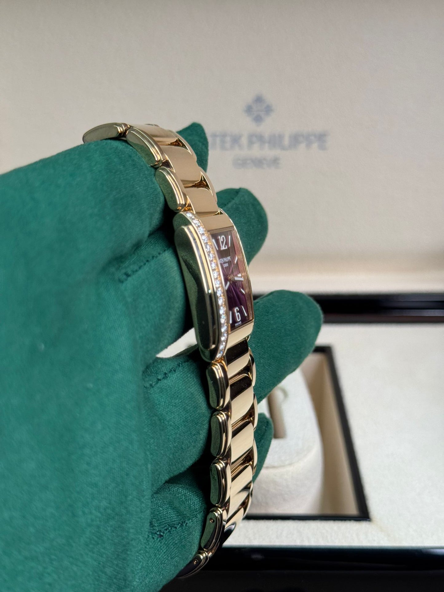 Patek Philippe Twenty~4 - 25.1 x 30 MM - Rose Gold - 4910/1201R