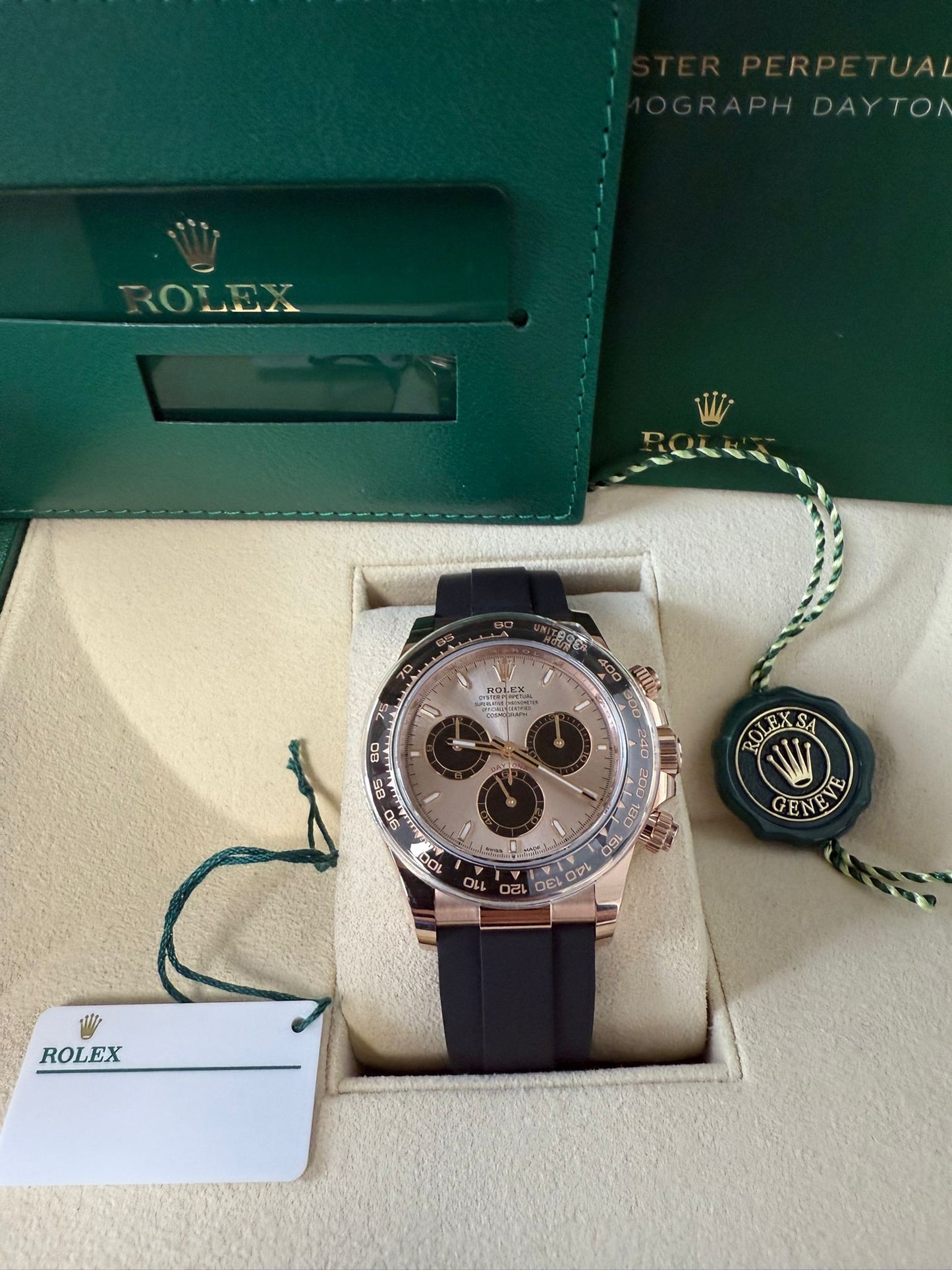 Rolex Everose Gold Cosmograph Daytona Watch - 40 MM - Oysterflex Strap - Black Cerachrom Bezel - Sundust And Black Index Dial - 126515ln subkiof