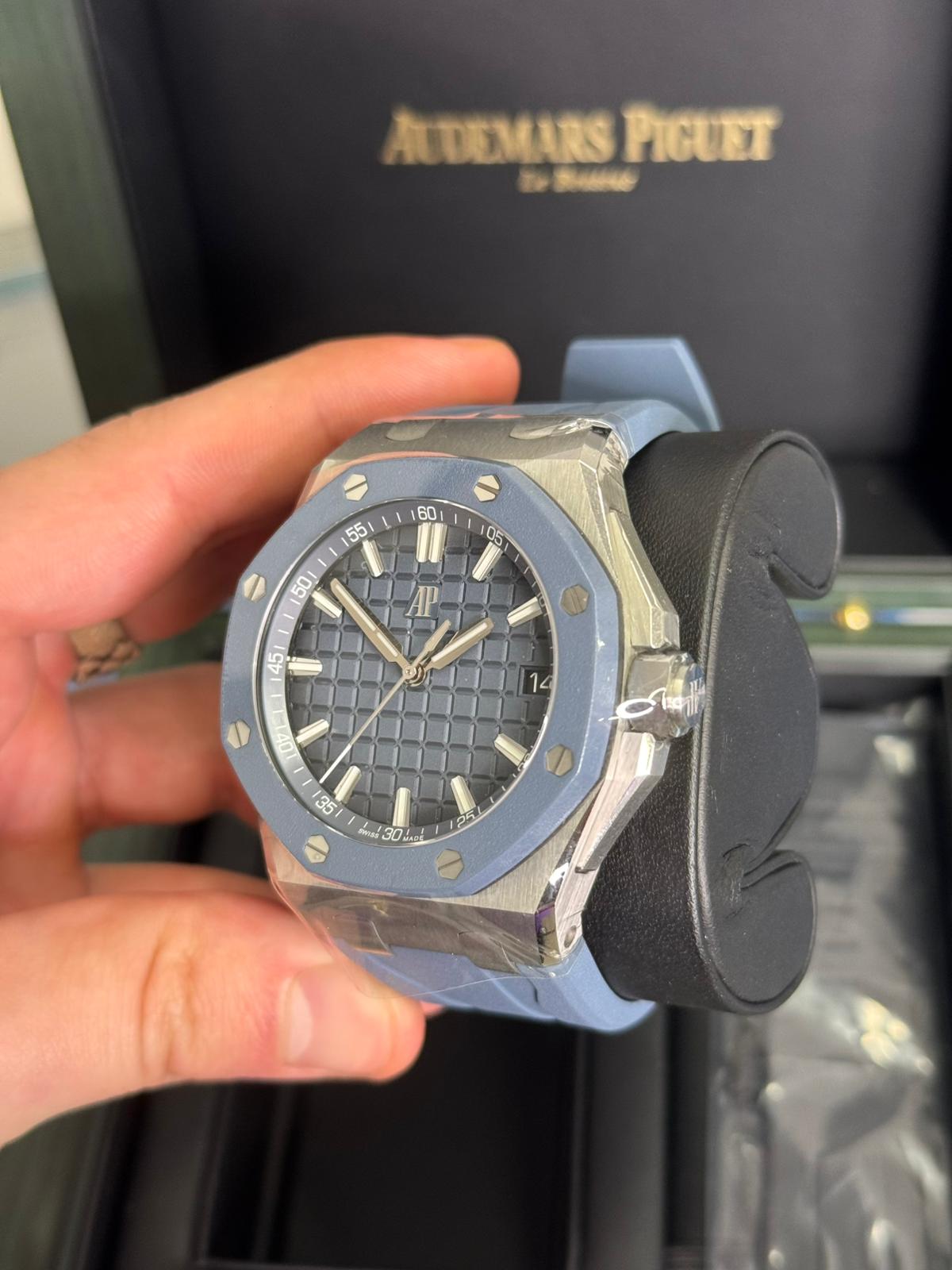 Audemars Piguet Royal Oak - 43 MM - Stainless Steel - Blue Dial - 15605SK.OO.A350CA.01