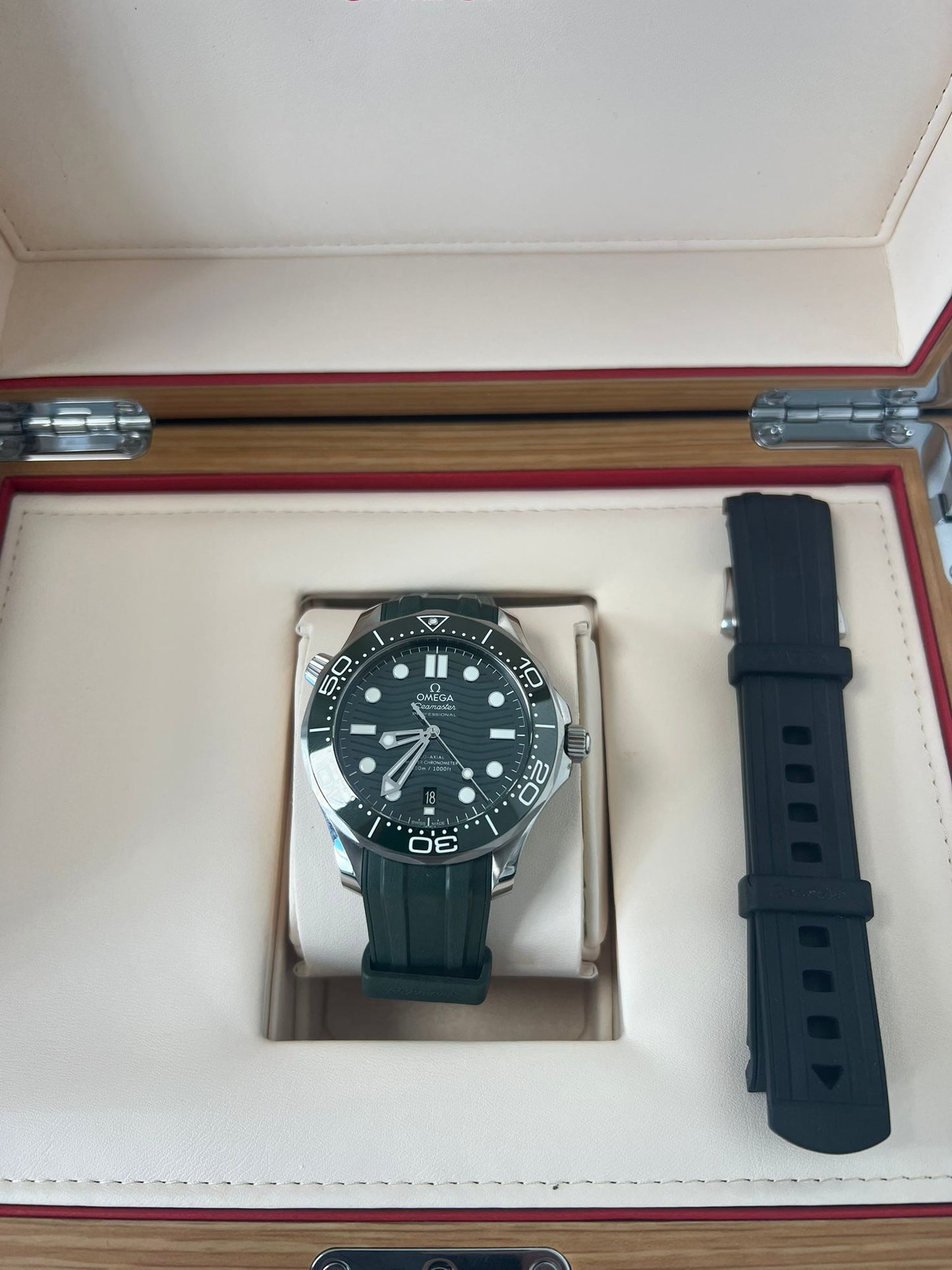 Omega Seamaster Stainless Steel 42 MM - Green Rubber Strap - Green Dial - 210.32.42.20.10.001