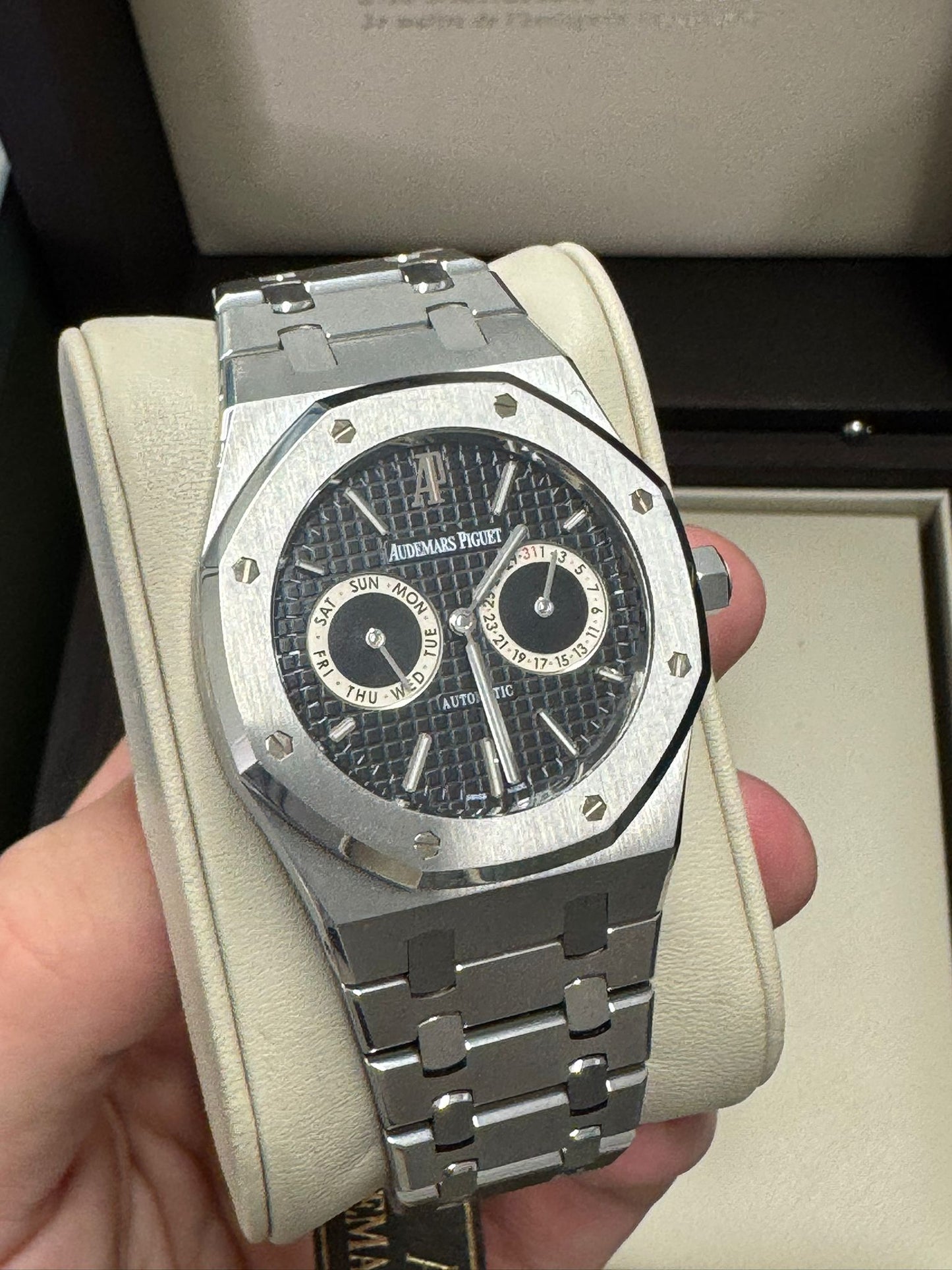 Audemars Piguet Royal Oak - 40 MM - Stainless Steel - Black Dial - 26330ST.00.1220ST.01