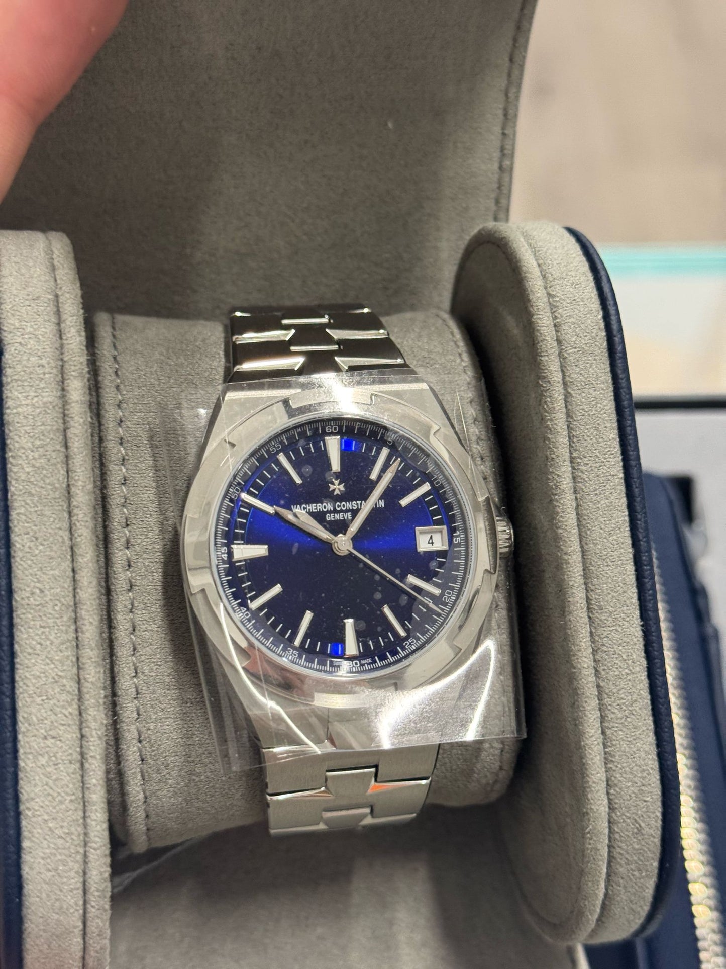 Vacheron Constantin - Overseas - 41 MM - Stainless Steel - Blue Dial - 4520V/210A-B128