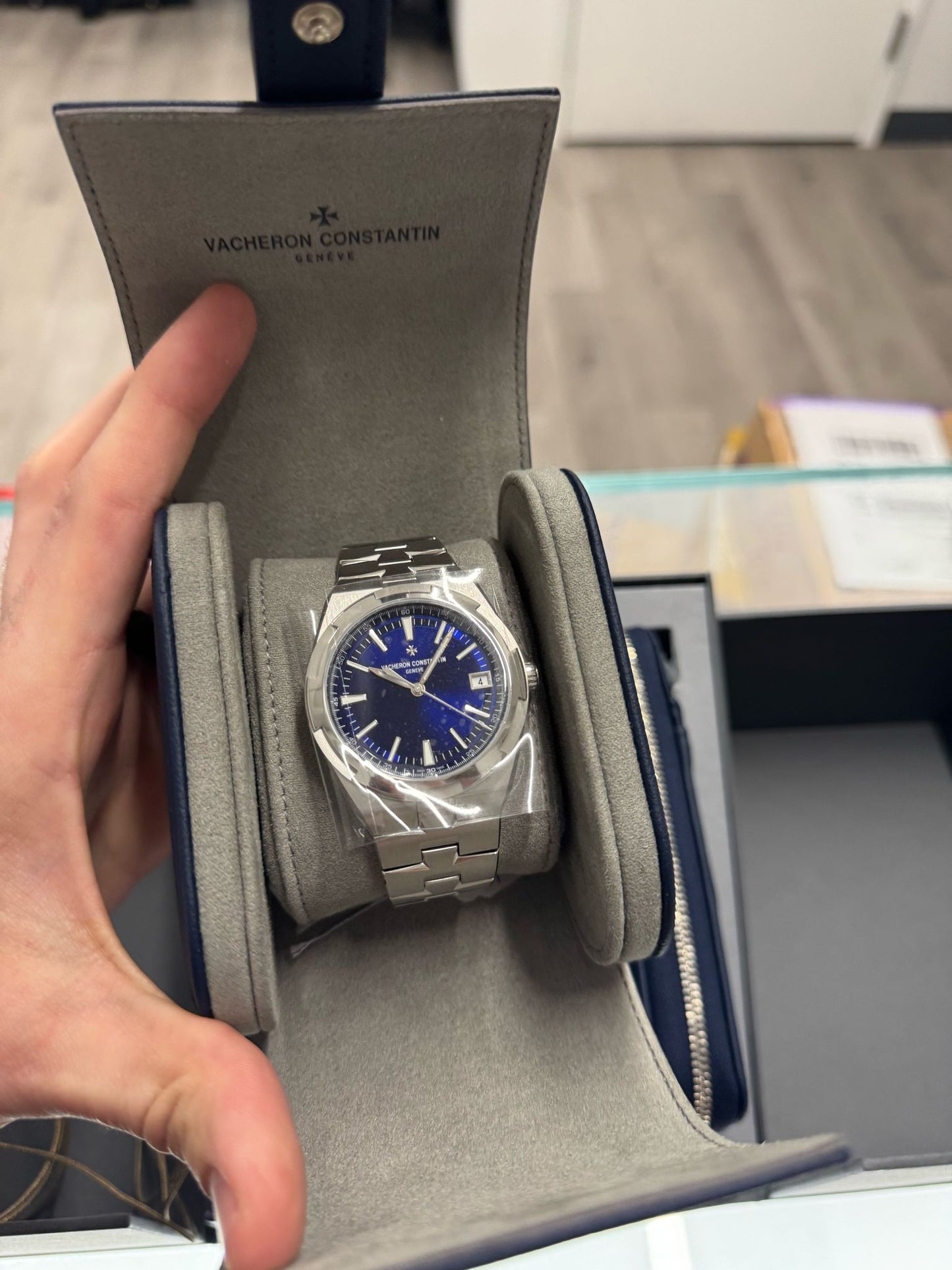 Vacheron Constantin - Overseas - 41 MM - Stainless Steel - Blue Dial - 4520V/210A-B128