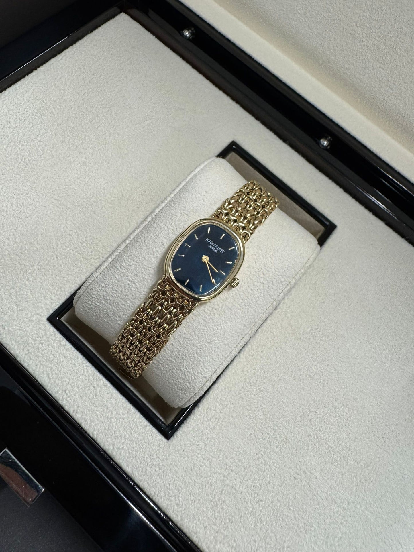 Patek Philippe Golden Ellipse - Yellow Gold - 20 MM x 23.5 MM - Blue Dial - 4764/1j