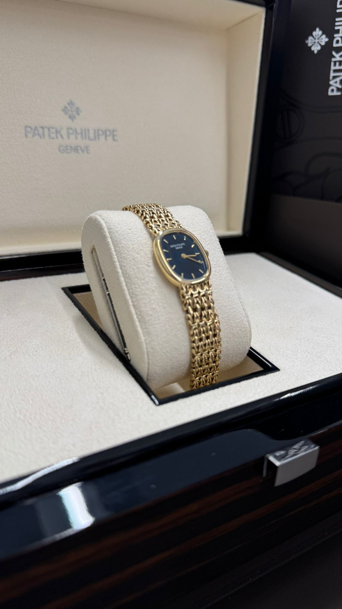 Patek Philippe Golden Ellipse - Yellow Gold - 20 MM x 23.5 MM - Blue Dial - 4764/1j
