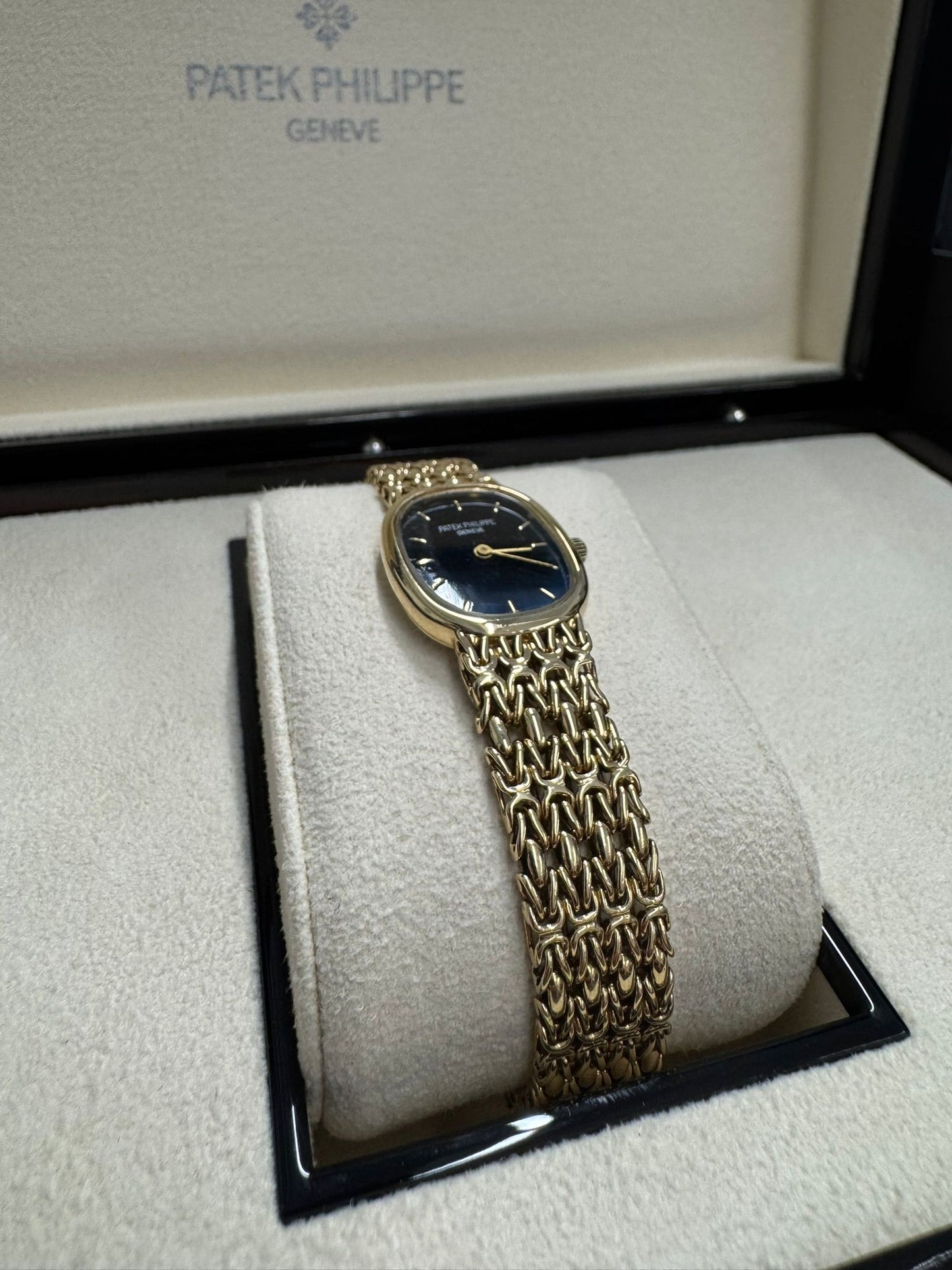 Patek Philippe Golden Ellipse - Yellow Gold - 20 MM x 23.5 MM - Blue Dial - 4764/1j