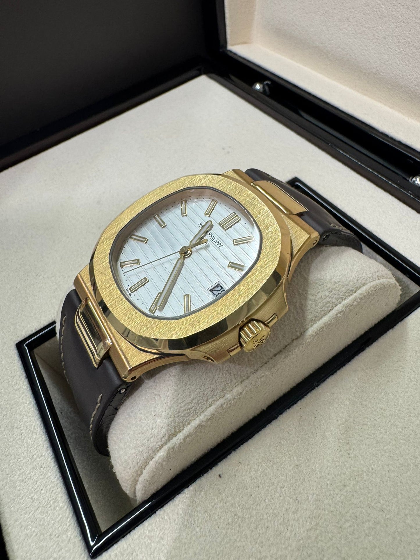 Patek Philippe Nautilus - 43 x 38 MM - Yellow Gold - 5711J