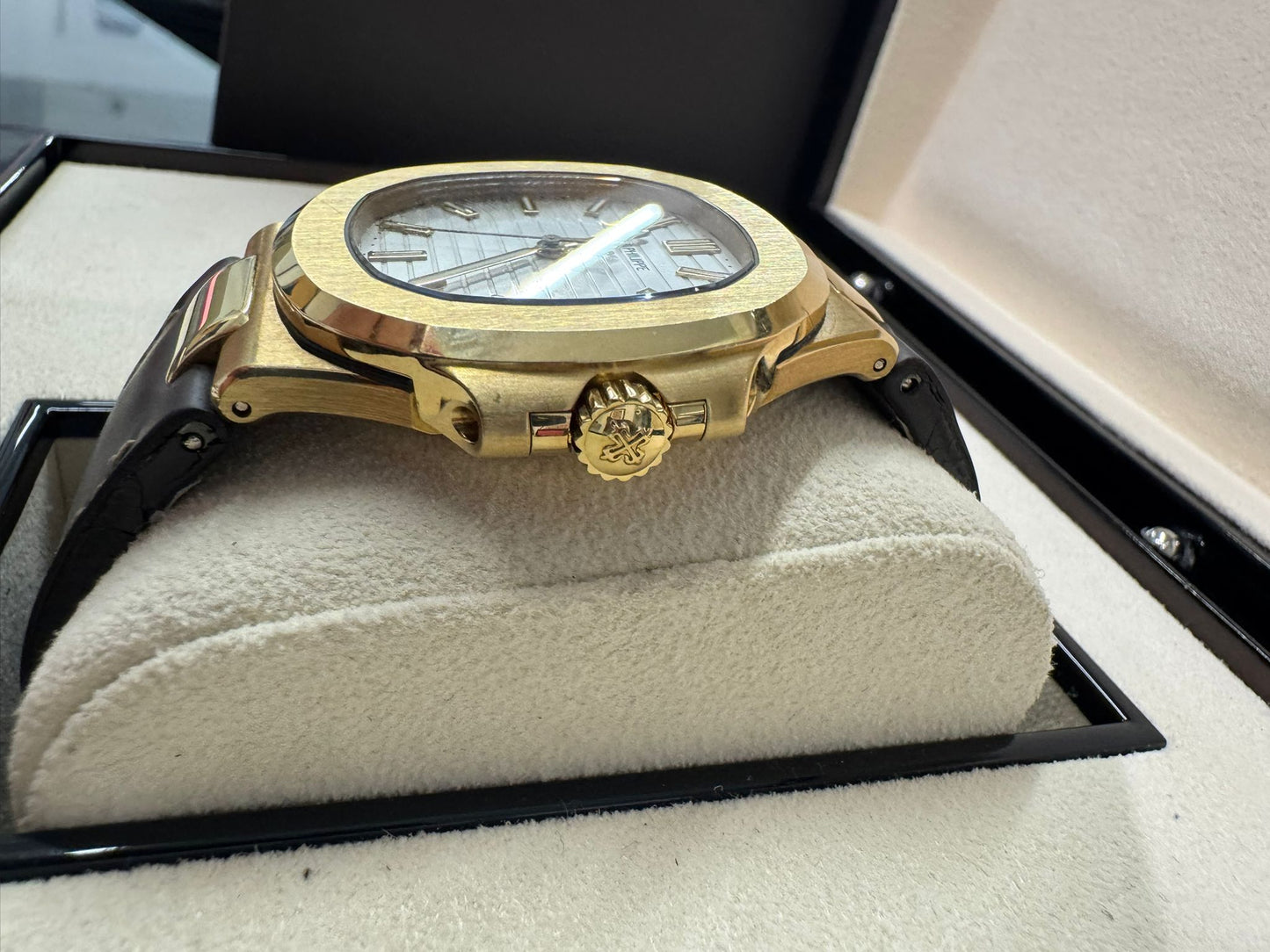 Patek Philippe Nautilus - 43 x 38 MM - Yellow Gold - 5711J