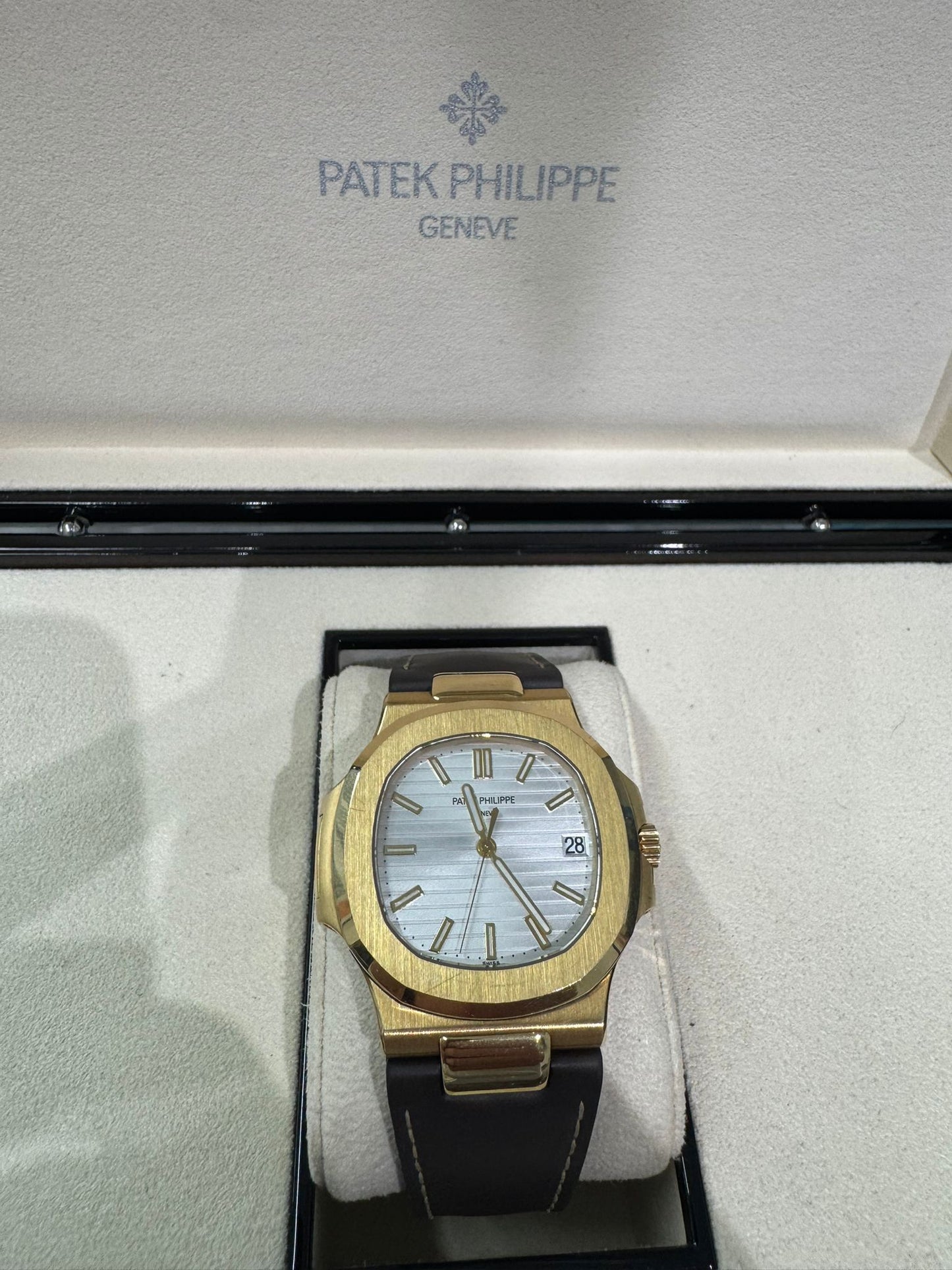 Patek Philippe Nautilus - 43 x 38 MM - Yellow Gold - 5711J