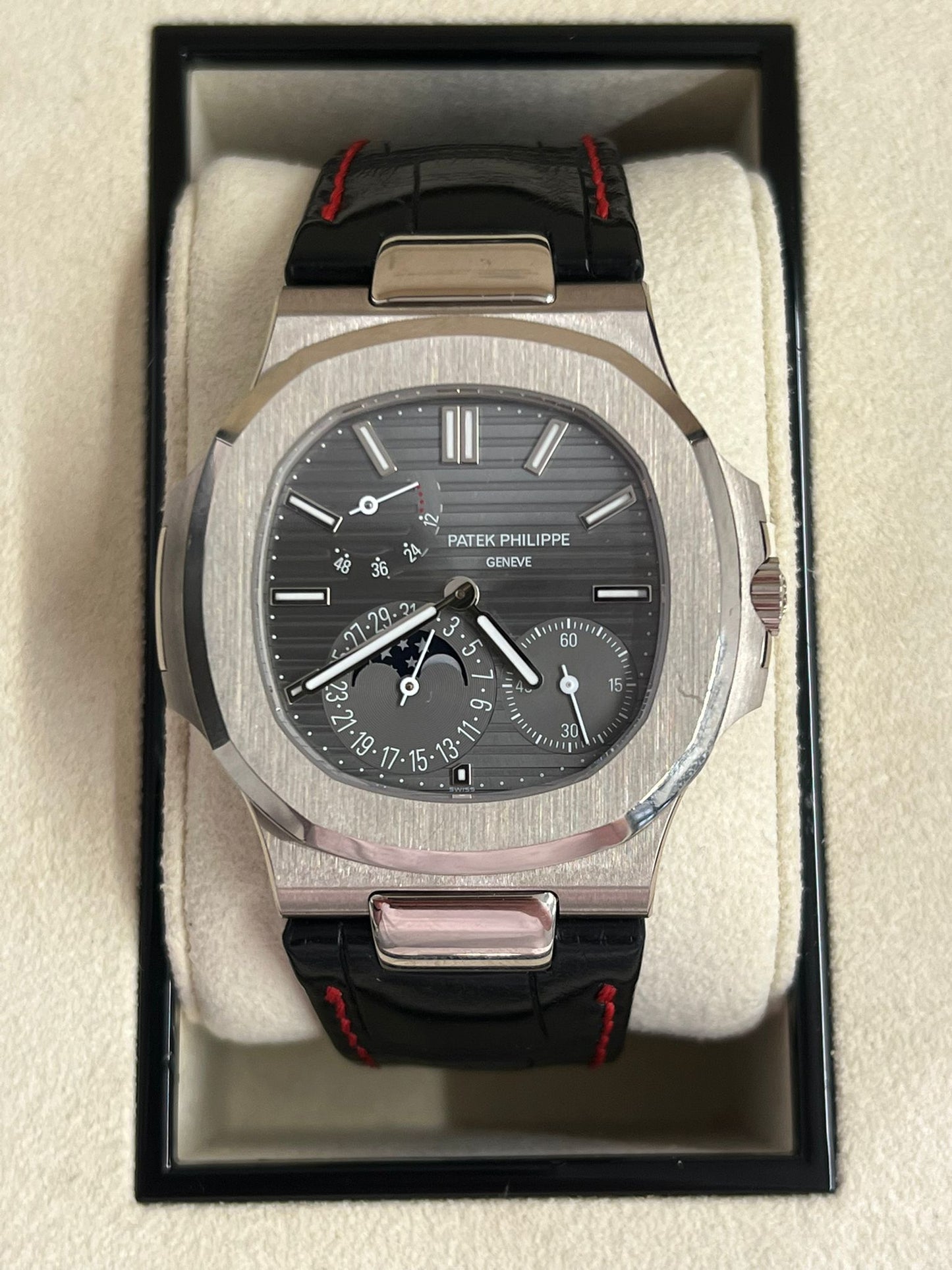 Patek Philippe Nautilus - Moonphase - 40 MM - White Gold - 5712G-001