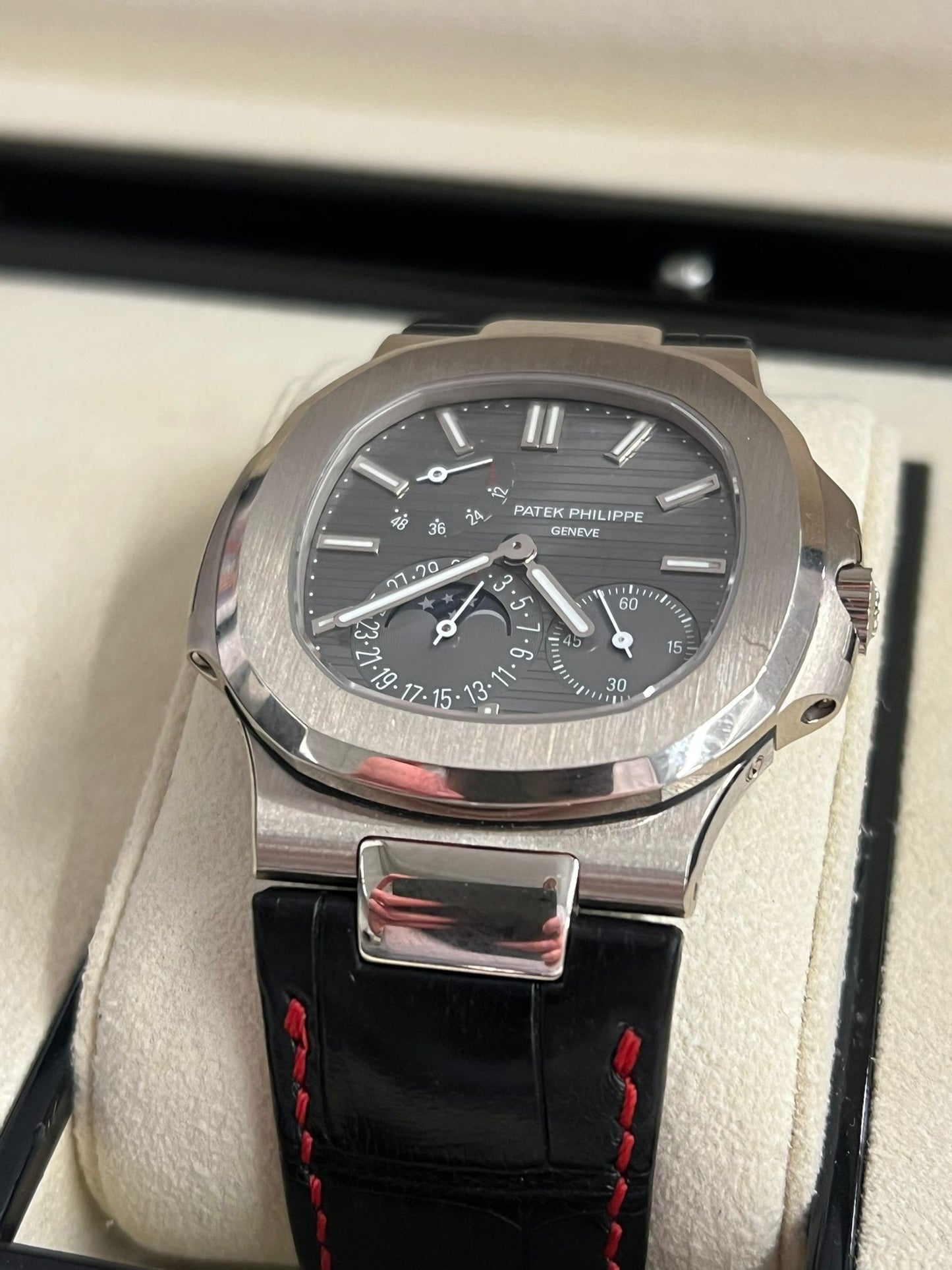 Patek Philippe Nautilus - Moonphase - 40 MM - White Gold - 5712G-001
