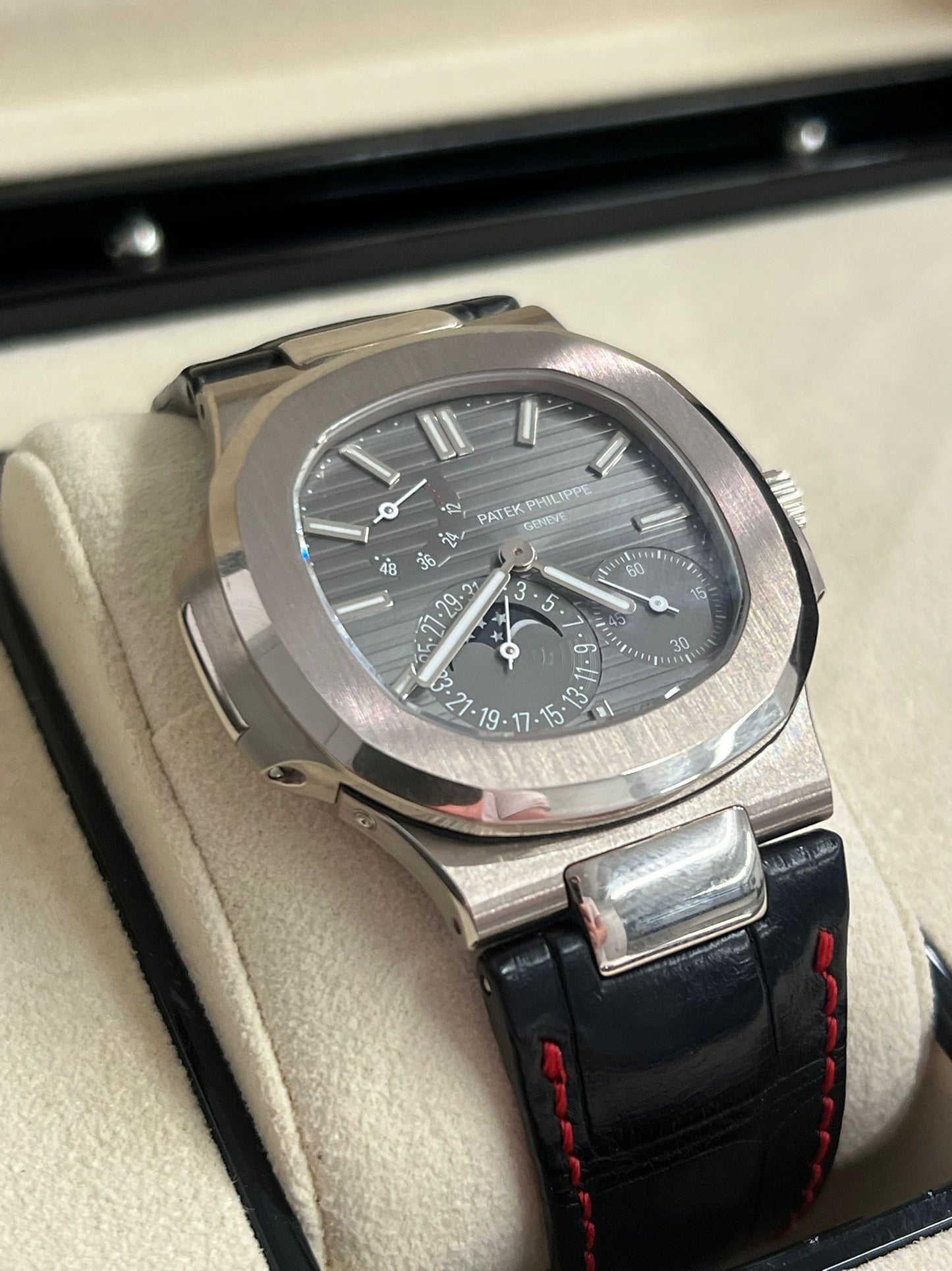 Patek Philippe Nautilus - Moonphase - 40 MM - White Gold - 5712G-001