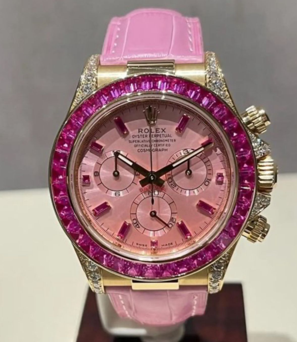 Rolex Cosmograph Daytona Barbie - Off-Catalog - 40 MM - Yellow Gold - Pink Dial - Diamond Bezel - 126538TRO