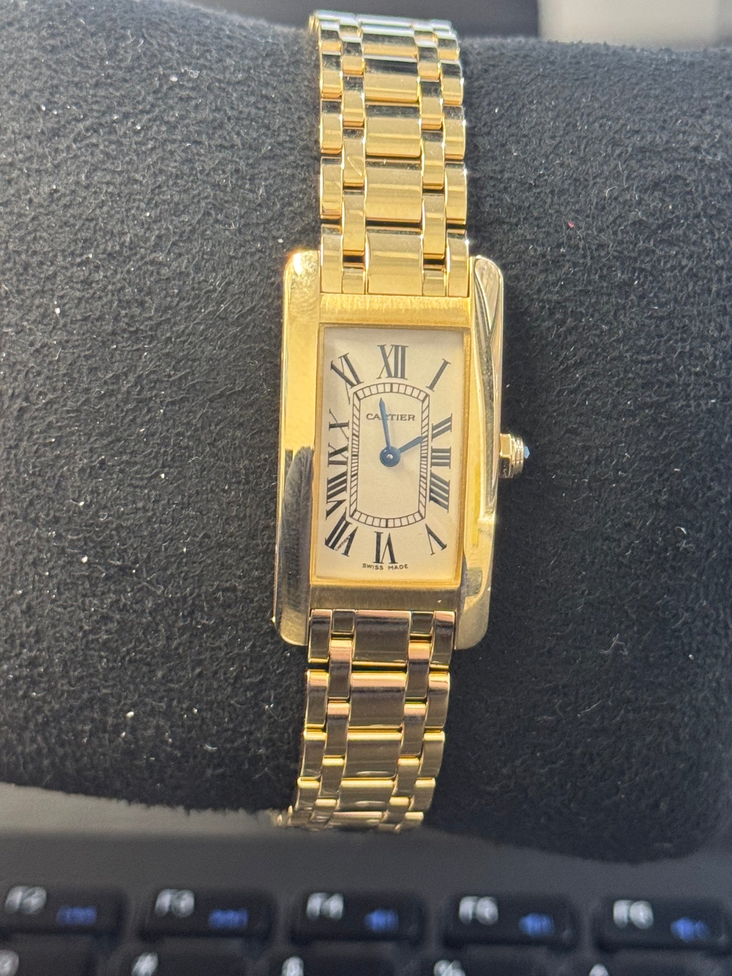 Cartier - Tank Americaine - Ladies Watch - 19.0 MM x 35.0 MM - Yellow Gold - White Dial - W26015K2