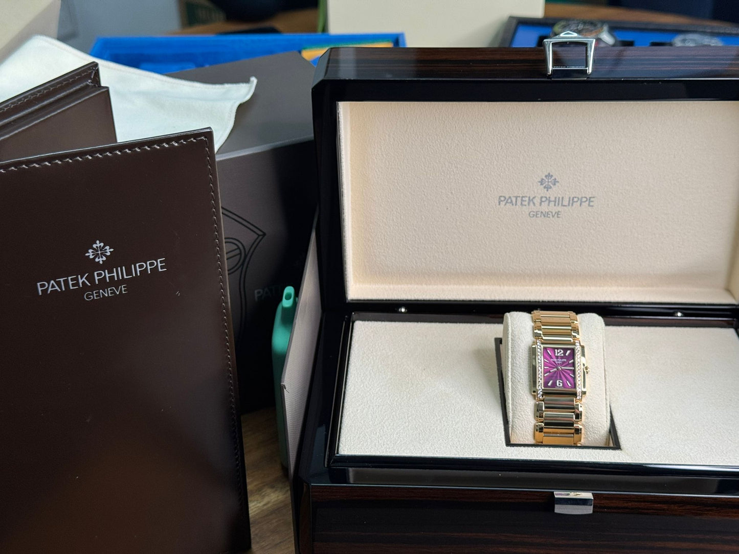 Patek Philippe Twenty~4 - 25.1 x 30 MM - Rose Gold - 4910/1201R