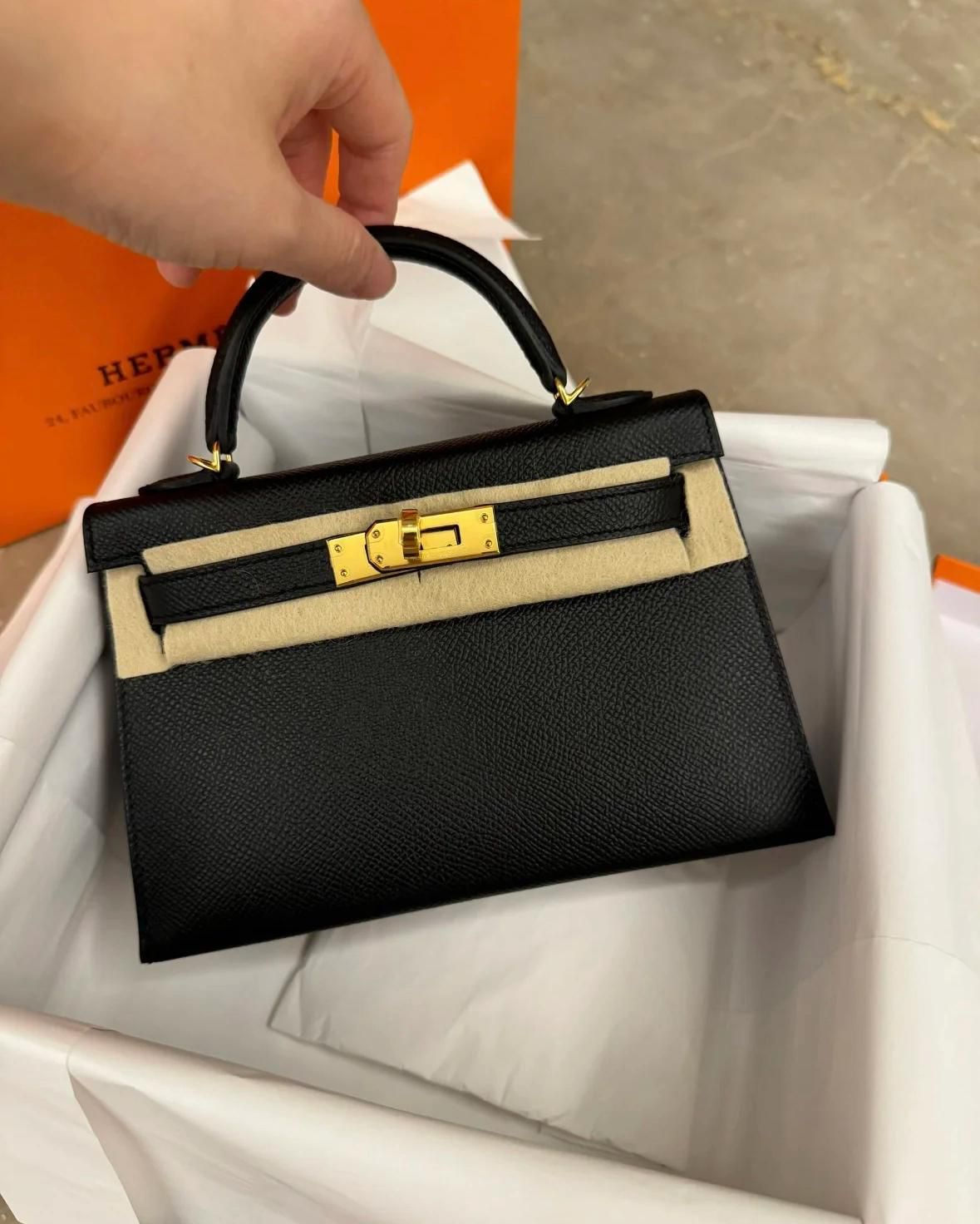 Hermès Kelly Sellier 20 - Black Epsom Leather - Gold Hardware - K20BEGHW