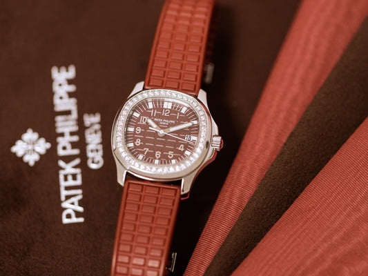 Patek Philippe Aquanaut - 35.6 MM - Steel - Red Dial - 5067A-010