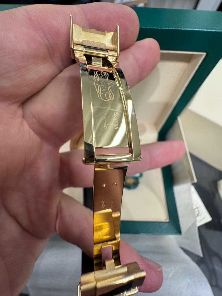 Rolex Yellow Gold Daytona Watch - 40 MM - Oysterflex Strap - Champagne Dial - 116518LN chbkof