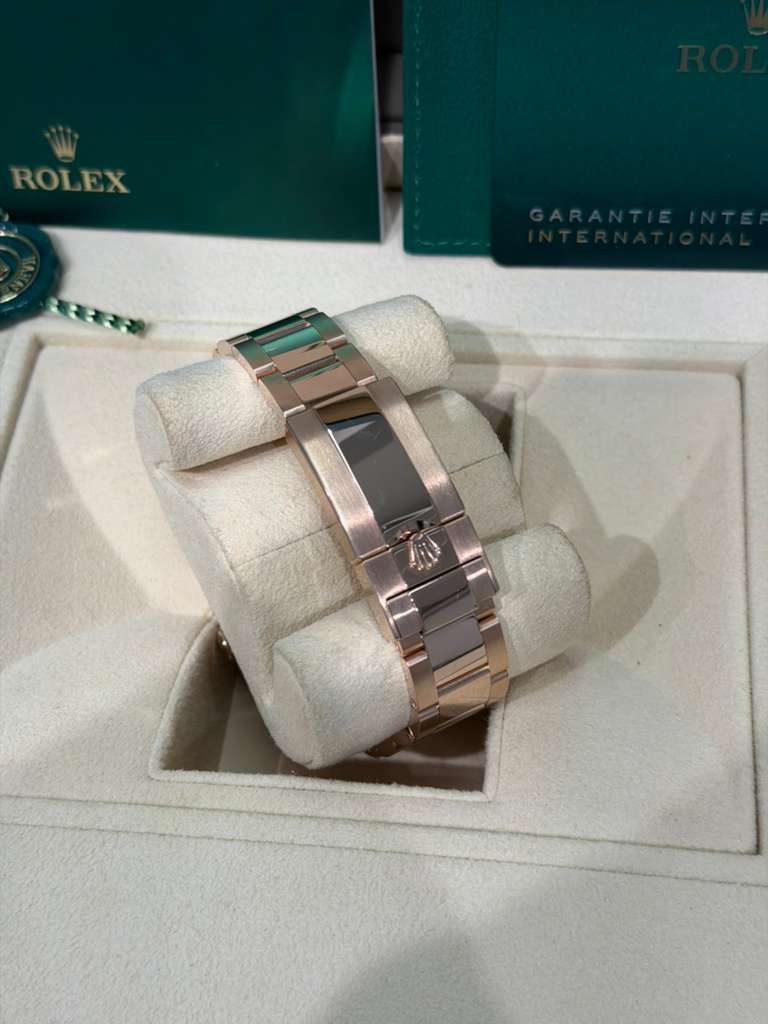 Rolex Rainbow Everose Gold Daytona Watch - 40 MM - Oyster Bracelet -&nbsp; Rainbow Black/MOP Dial Dial - 116595RBOW-0001