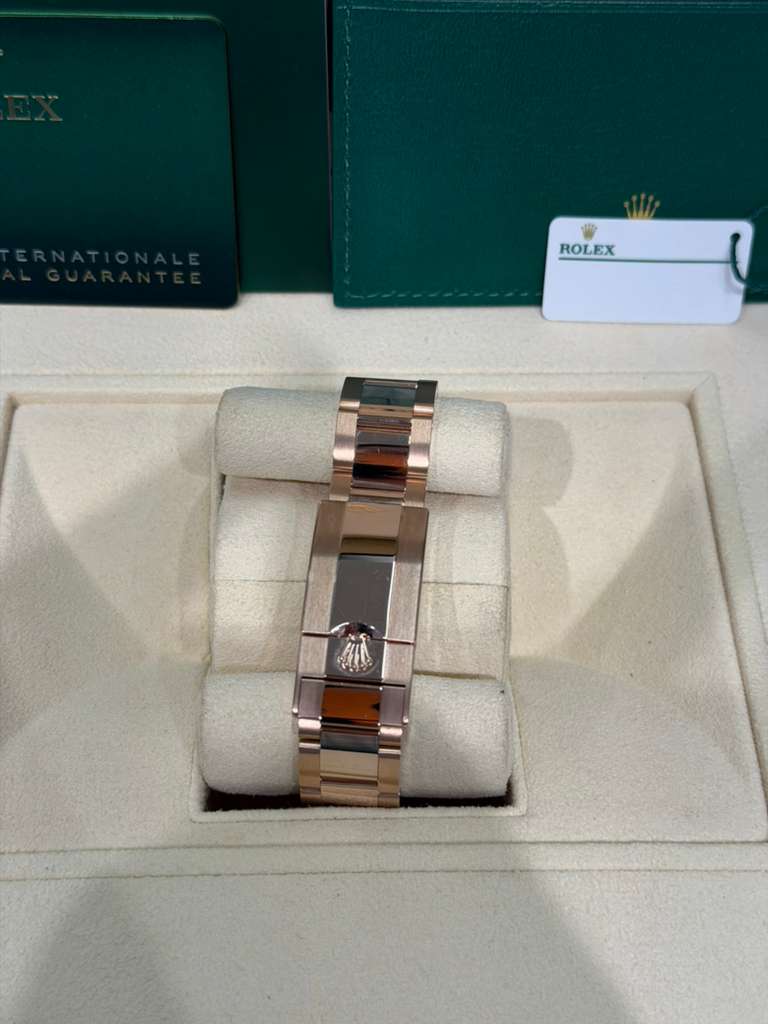 Rolex Cosmograph Daytona Baguette Bezel - 40 MM - Rose Gold - 126595TBR-0001