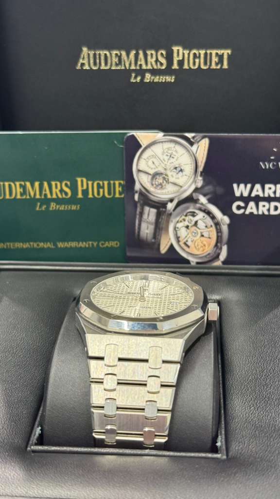 Audemars Piguet - Royal Oak - 41 MM - Steel - 15400ST.OO.1220ST.02