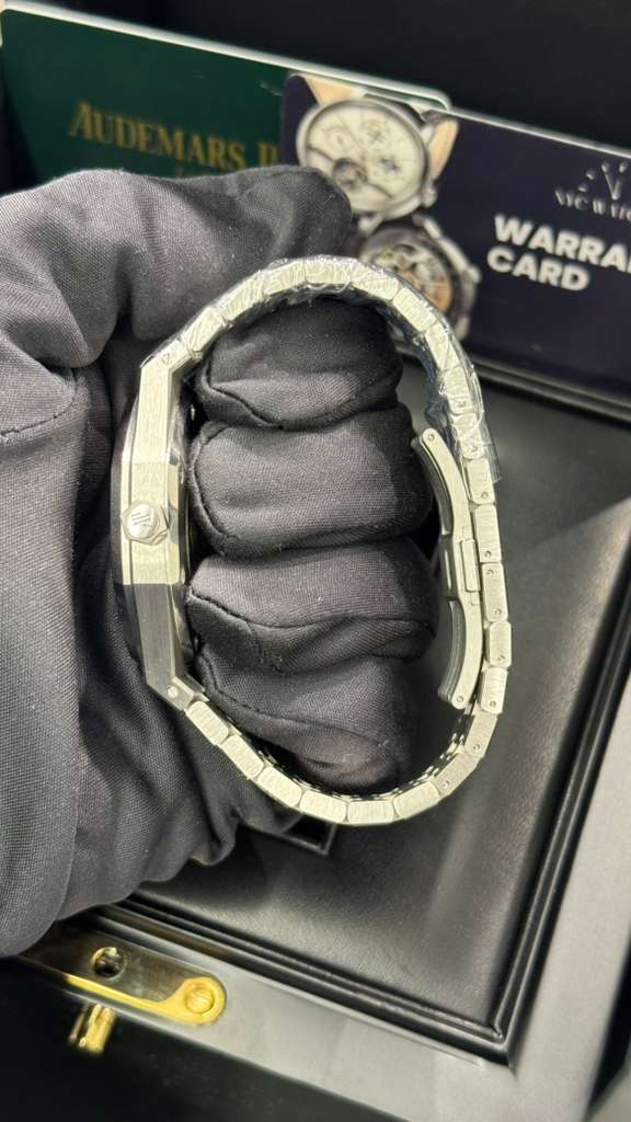 Audemars Piguet - Royal Oak - 41 MM - Steel - 15400ST.OO.1220ST.02