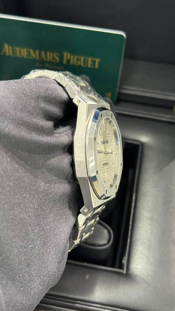 Audemars Piguet - Royal Oak - 41 MM - Steel - 15400ST.OO.1220ST.02