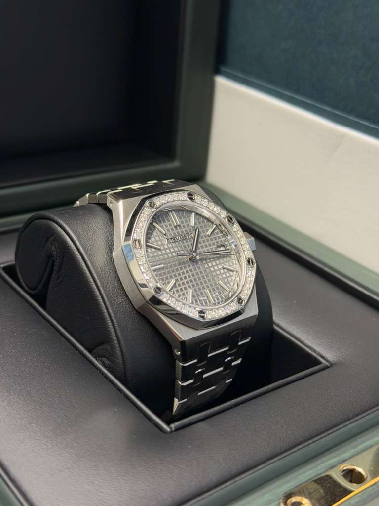 Audemars Piguet Royal Oak Selfwinding 37 MM - Stainless Steel Bracelet - Grey Dial - Diamond Bezel - 15551ST.ZZ.1356ST.06