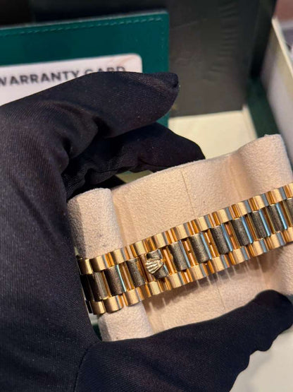 Rolex Day-Date - 36 MM - Yellow Gold - Champagne Diamond Dial - 18238 chd