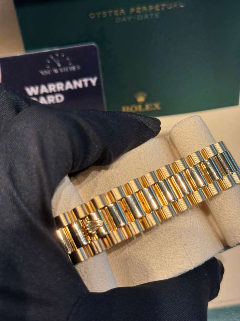Rolex Day-Date - 36 MM - Yellow Gold - Black Diamond Dial - 18238 bkd