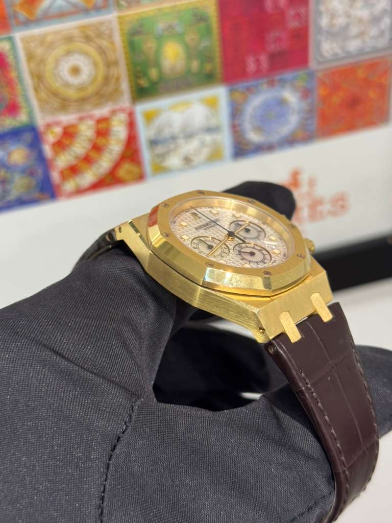 Audemars Piguet - Royal Oak Chronograph - 39 MM - Yellow Gold - 26022BA.OO.D088CR.01