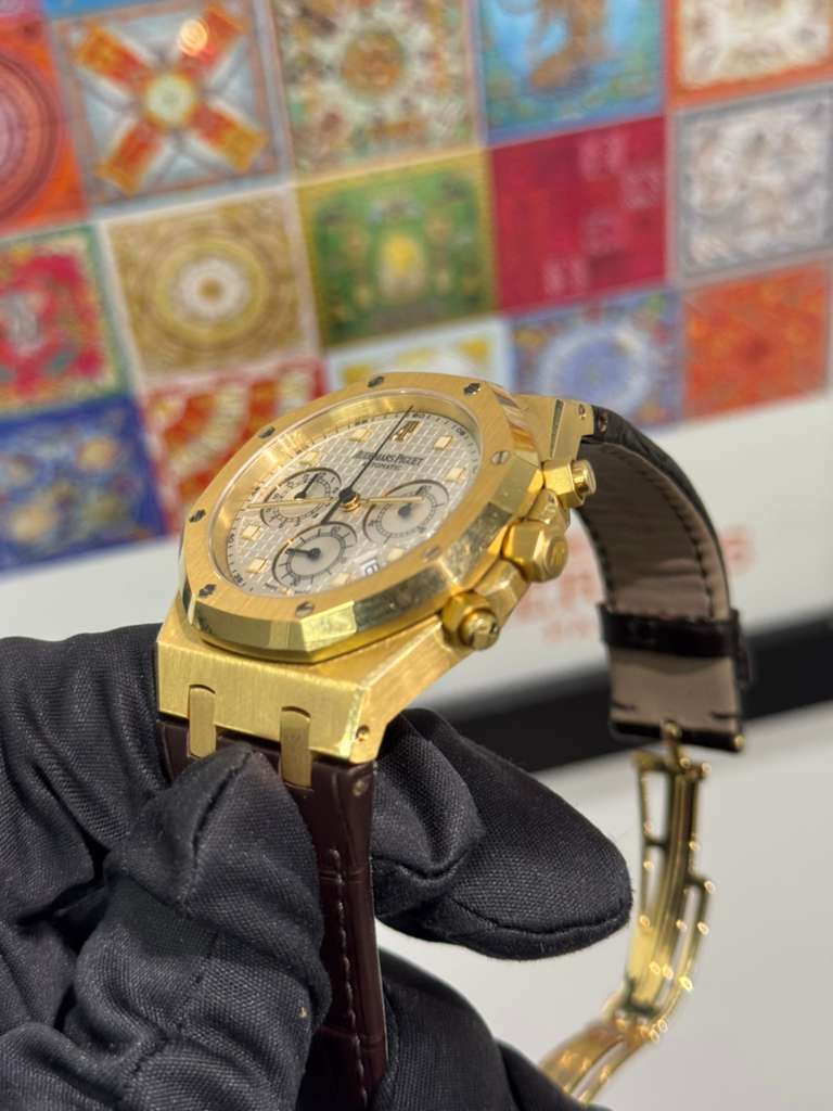 Audemars Piguet - Royal Oak Chronograph - 39 MM - Yellow Gold - 26022BA.OO.D088CR.01