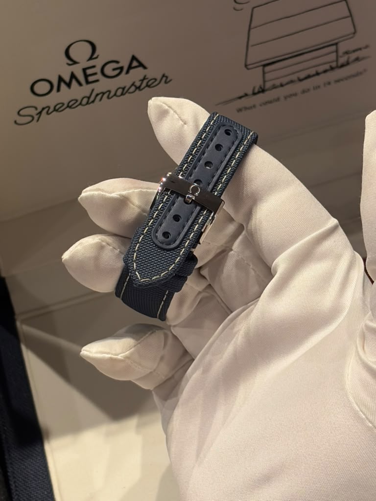 Omega Speedmaster "Silver Snoopy Award" 50th Anniversary Stainless Steel 42 MM - Coated Nylon Fabric Bracelet - Silver Dial - 310.32.42.50.02.001
