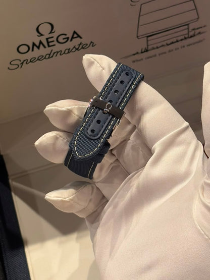Omega Speedmaster "Silver Snoopy Award" 50th Anniversary Stainless Steel 42 MM - Coated Nylon Fabric Bracelet - Silver Dial - 310.32.42.50.02.001