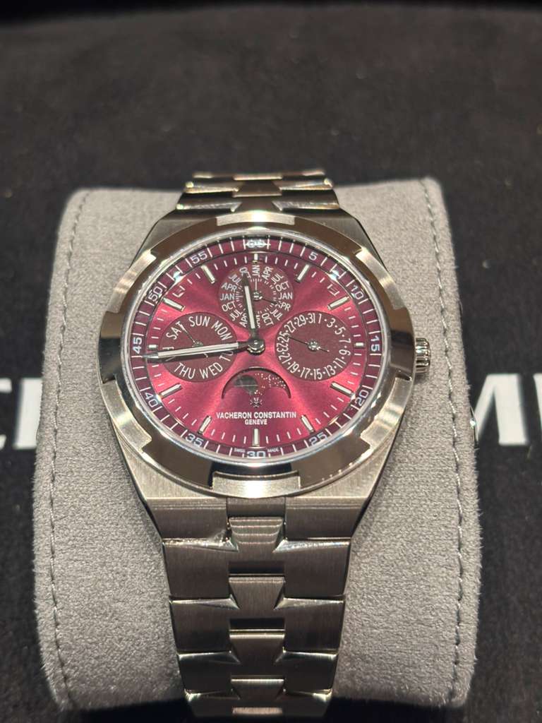 Vacheron Constantin Overseas Chronograph White Gold 41.5 MM - White Gold Bracelet - Burgundy Dial - 4300V/220G-H151