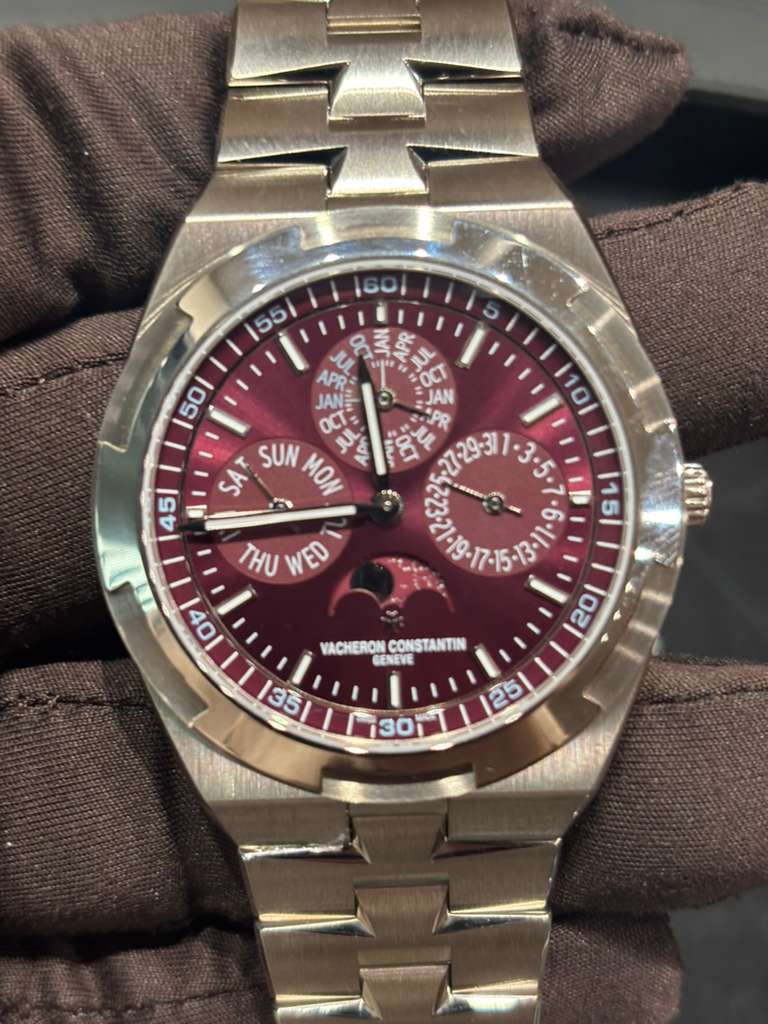 Vacheron Constantin Overseas Chronograph White Gold 41.5 MM - White Gold Bracelet - Burgundy Dial - 4300V/220G-H151