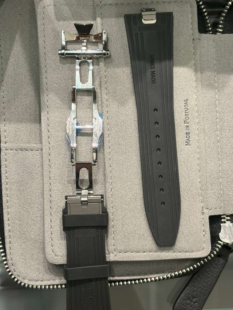 Vacheron Constantin Overseas Stainless Steel 41 MM - Stainless Steel Bracelet - Black Dial - 4520V/210A-B483