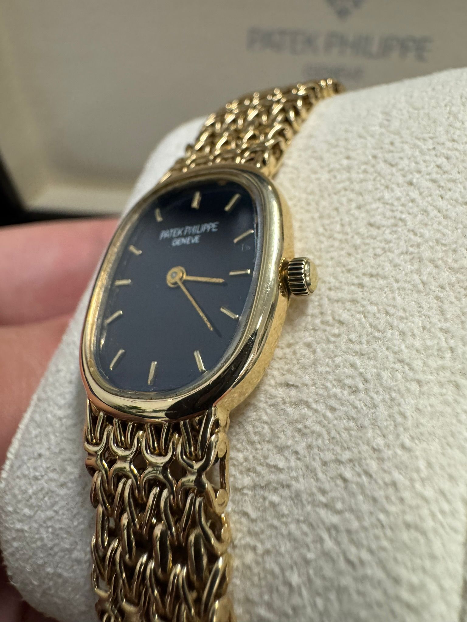 Patek Philippe Golden Ellipse - Yellow Gold - 20 MM x 23.5 MM - Blue Dial - 4764/1j