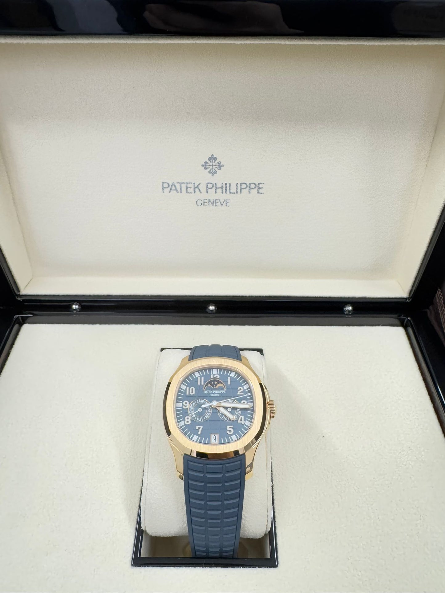 Patek Philippe Aquanaut - 39.90 MM - Rose Gold - 5261R-001