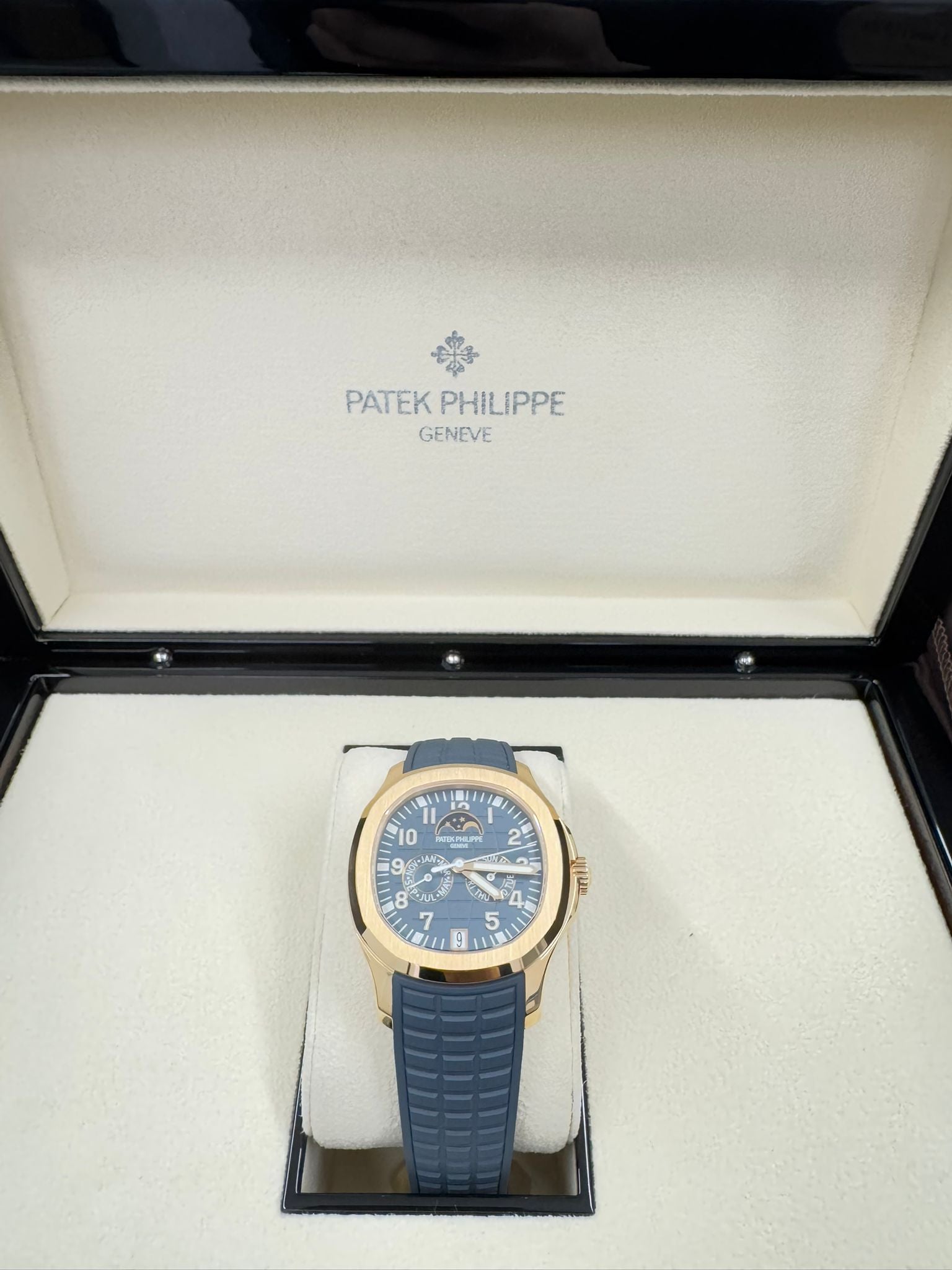 Patek Philippe Aquanaut - 39.90 MM - Rose Gold - 5261R-001