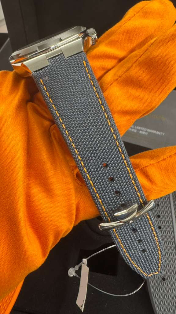 Vacheron Constantin - Overseas "Everest" - Limited Edition - 42.5 MM - Titanium and Stainless Steel - Grey/Blue Dial - Grey Fabric Bracelet - 5510-000T-B923