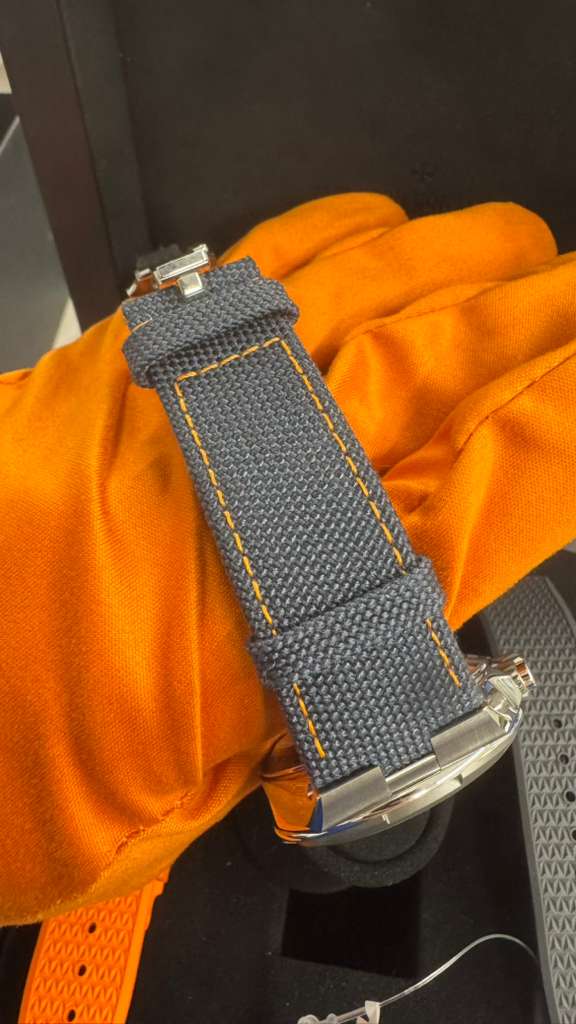 Vacheron Constantin - Overseas "Everest" - Limited Edition - 42.5 MM - Titanium and Stainless Steel - Grey/Blue Dial - Grey Fabric Bracelet - 5510-000T-B923