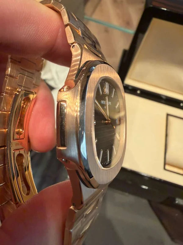 Patek Philippe Nautilus - 40 MM - Rose Gold - 5711/1R-001 Caliber 330 Movement