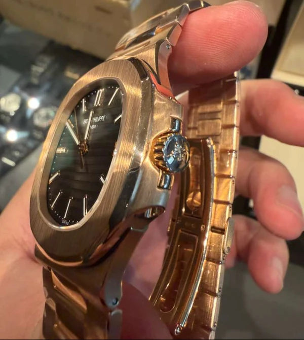 Patek Philippe Nautilus - 40 MM - Rose Gold - 5711/1R-001 Caliber 330 Movement