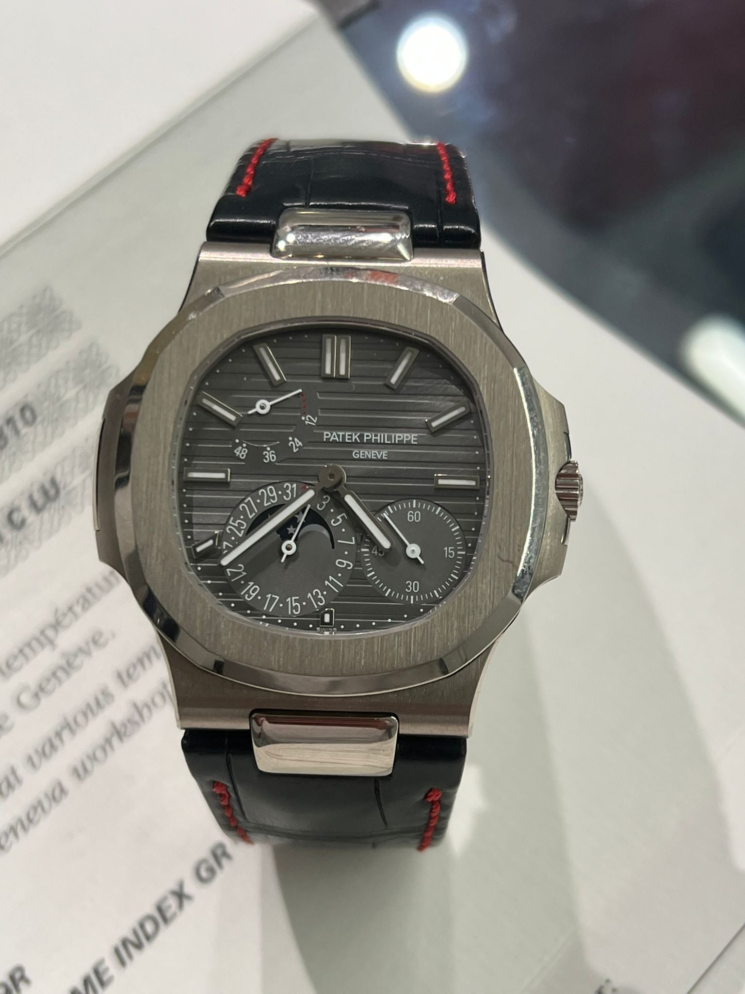Patek Philippe Nautilus - Moonphase - 40 MM - White Gold - 5712G-001