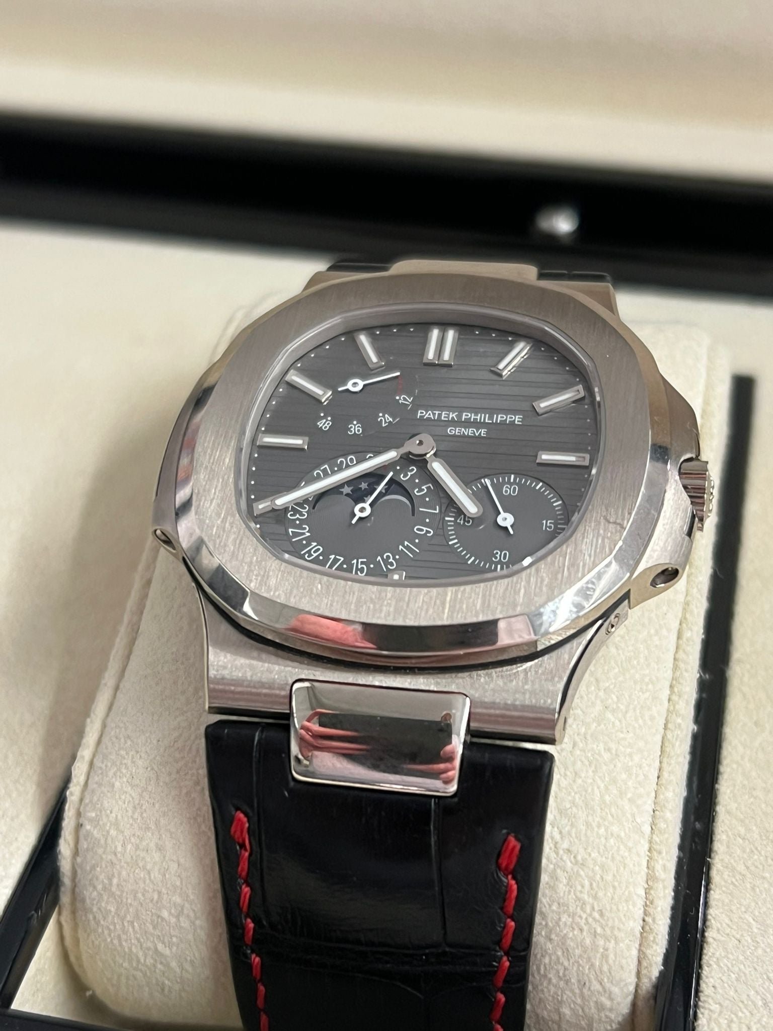 Patek Philippe Nautilus - Moonphase - 40 MM - White Gold - 5712G-001