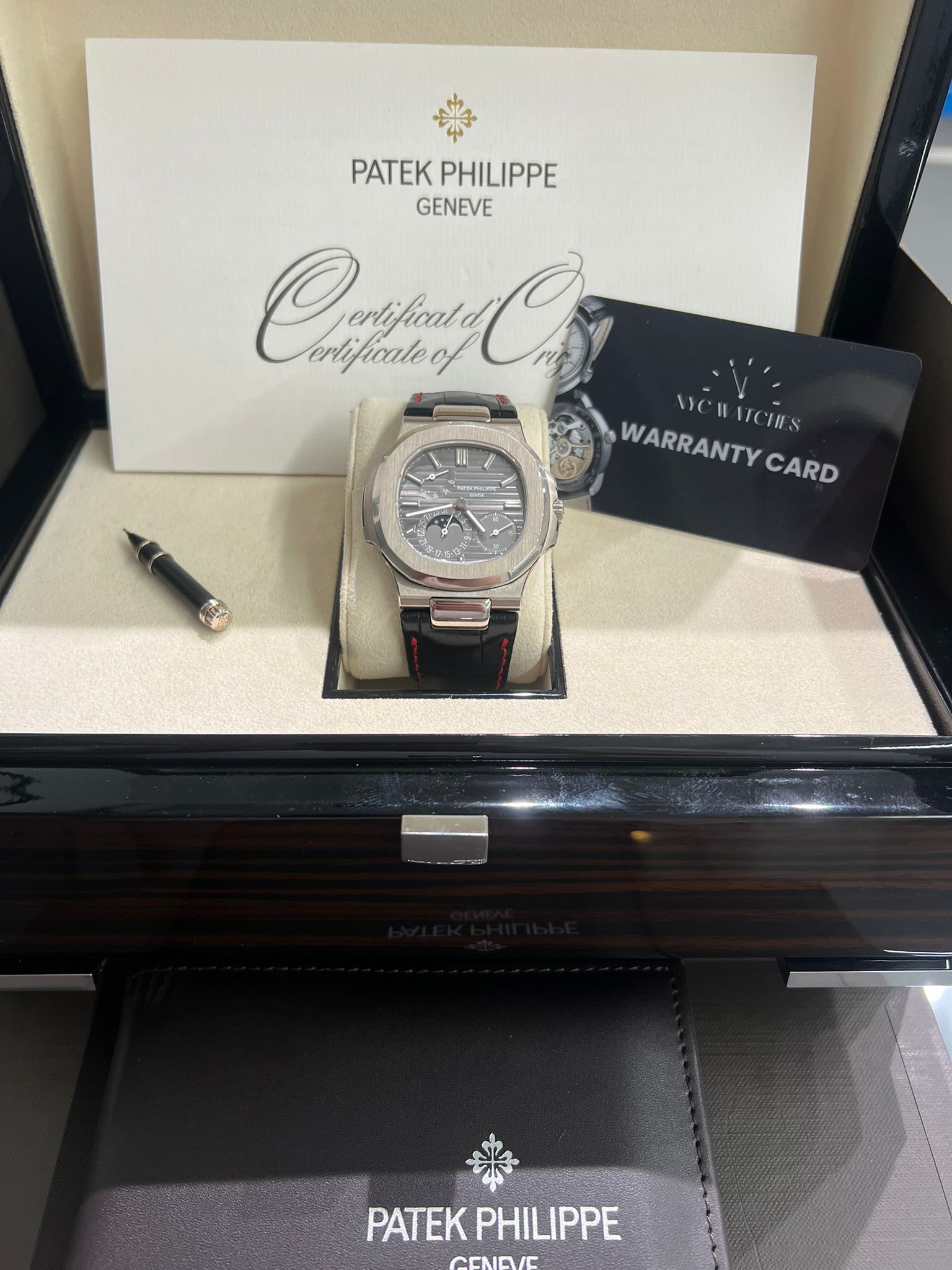 Patek Philippe Nautilus - Moonphase - 40 MM - White Gold - 5712G-001