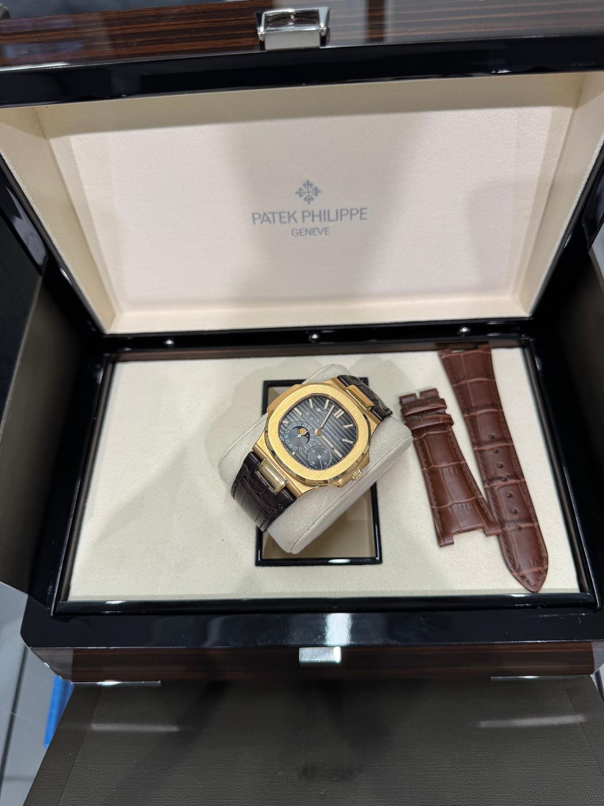 Patek Philippe Nautilus - 40 MM - 5712R-001