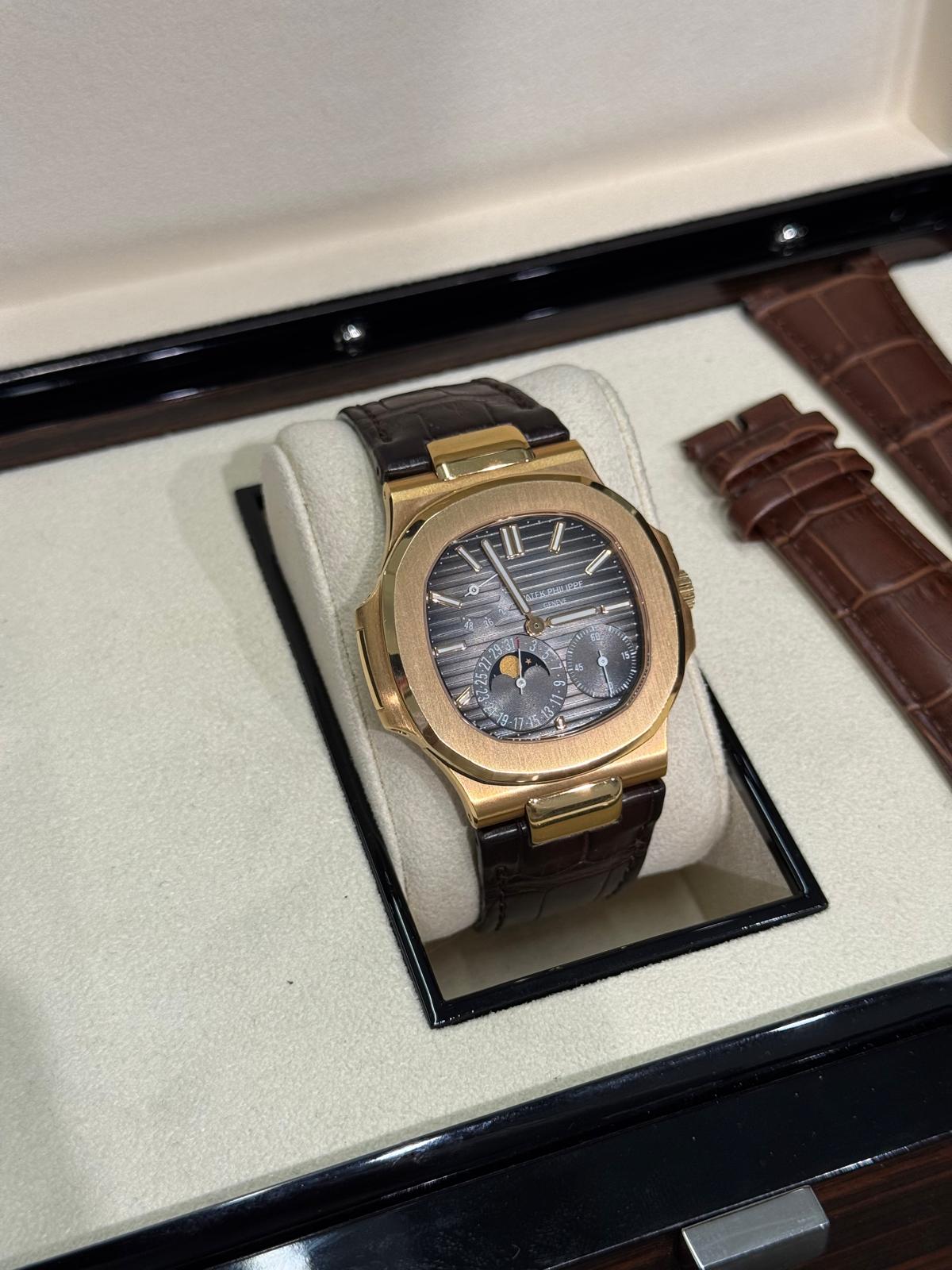 Patek Philippe Nautilus - 40 MM - 5712R-001