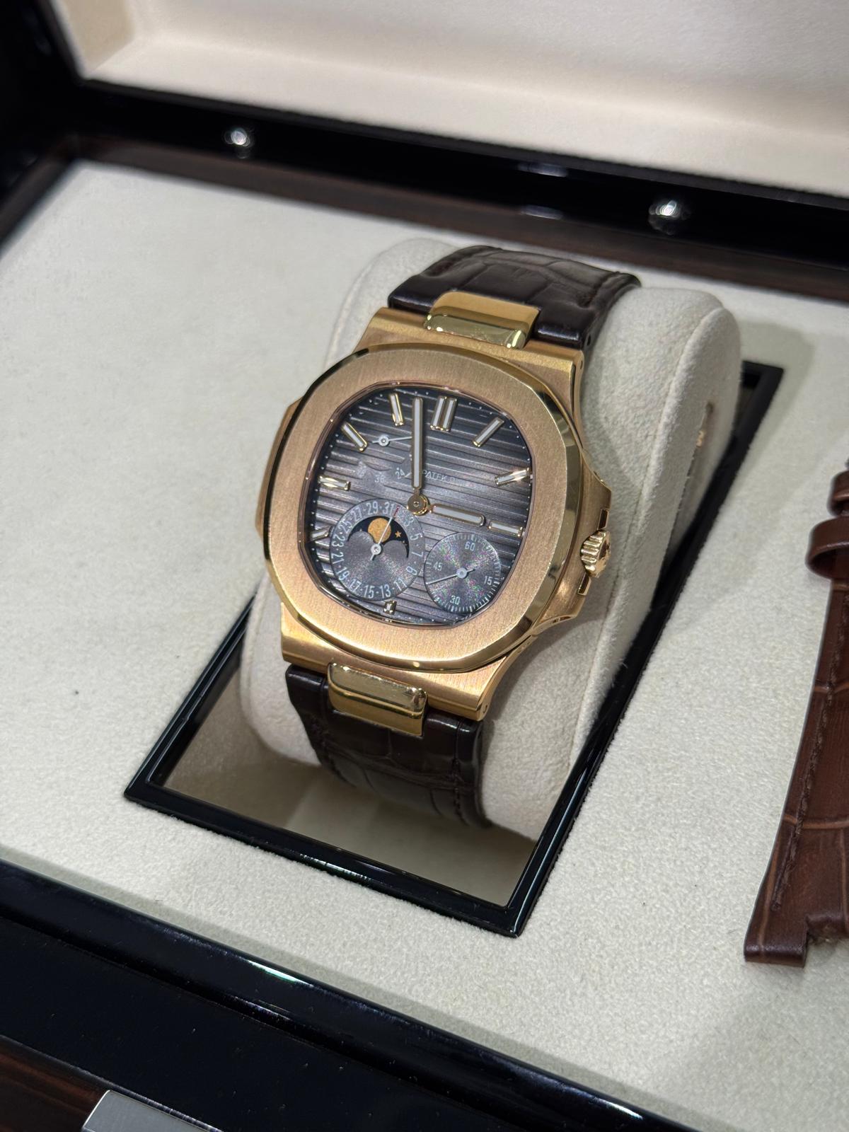 Patek Philippe Nautilus - 40 MM - 5712R-001